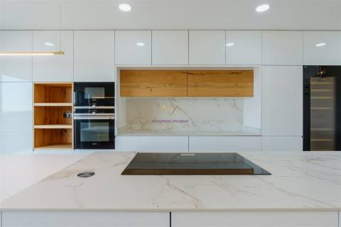 Montijo, T3 Duplex com acabamentos de Luxo e Garagem Box