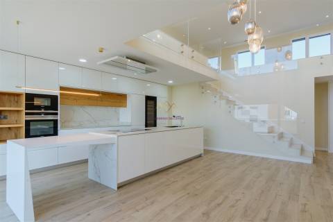 Montijo, T3 Duplex com acabamentos de Luxo e Garagem Box