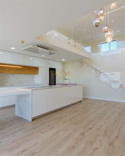 Montijo, T3 Duplex com acabamentos de Luxo e Garagem Box