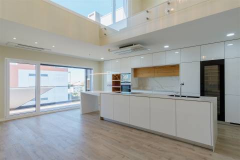 Montijo, T3 Duplex com acabamentos de Luxo e Garagem Box