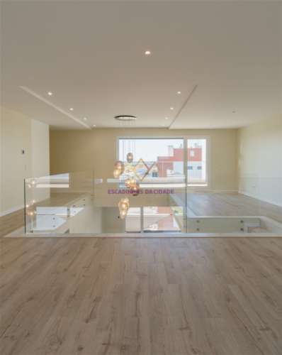 Montijo, T3 Duplex com acabamentos de Luxo e Garagem Box