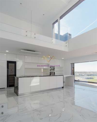 Fantástico T4 Duplex com acabamentos de Luxo, no Montijo