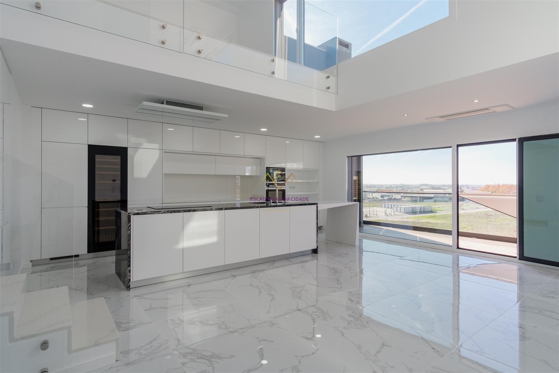 Fantástico T4 Duplex com acabamentos de Luxo, no Montijo