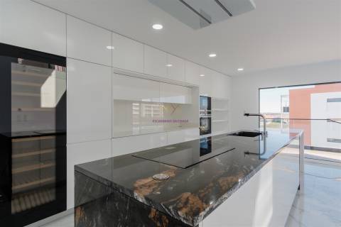 Fantástico T4 Duplex com acabamentos de Luxo, no Montijo