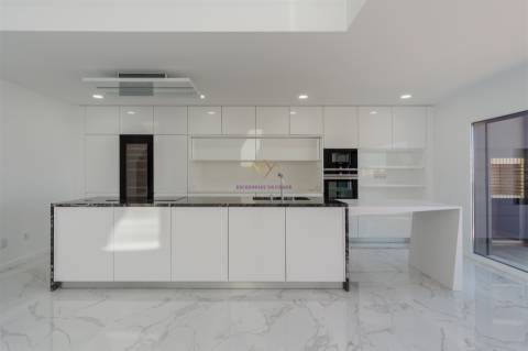 Fantástico T4 Duplex com acabamentos de Luxo, no Montijo