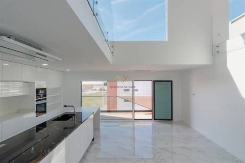 Fantástico T4 Duplex com acabamentos de Luxo, no Montijo