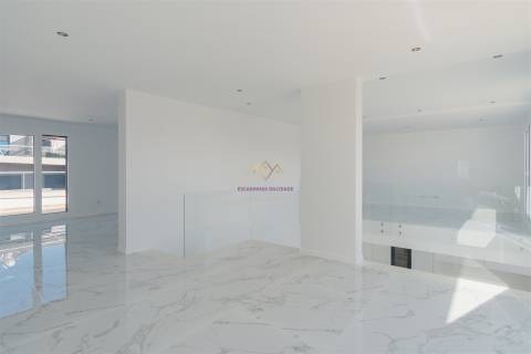 Fantástico T4 Duplex com acabamentos de Luxo, no Montijo