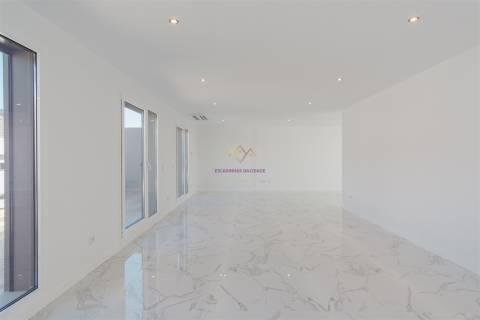 Fantástico T4 Duplex com acabamentos de Luxo, no Montijo