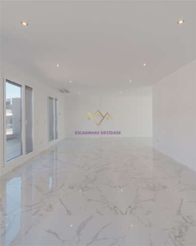 Fantástico T4 Duplex com acabamentos de Luxo, no Montijo