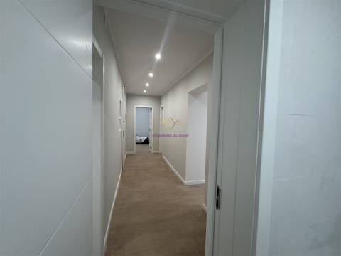 T2+1 Remodelado com Quintal — Excelente Localização