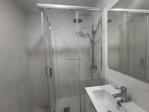 T2+1 Remodelado com Quintal — Excelente Localização