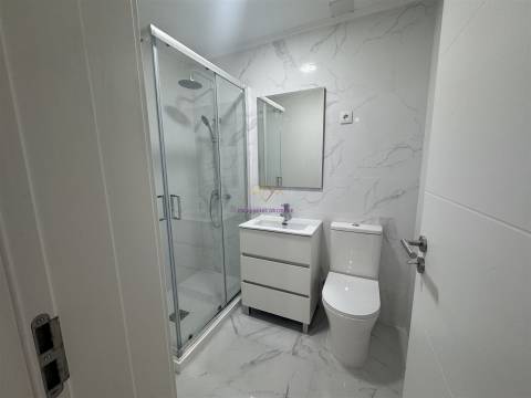 T2+1 Remodelado com Quintal — Excelente Localização