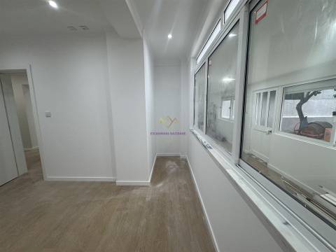 T2+1 Remodelado com Quintal — Excelente Localização