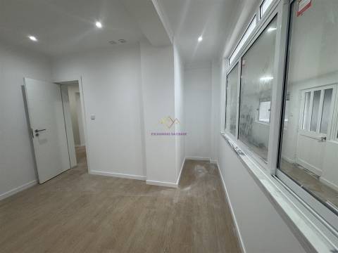 T2+1 Remodelado com Quintal — Excelente Localização