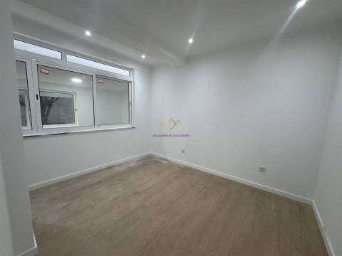 T2+1 Remodelado com Quintal — Excelente Localização