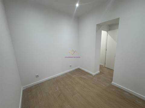 T2+1 Remodelado com Quintal — Excelente Localização