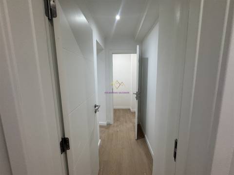 T2+1 Remodelado com Quintal — Excelente Localização