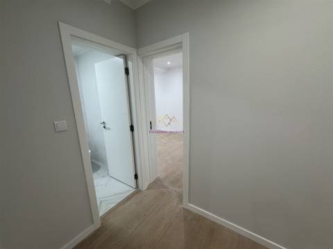 T2+1 Remodelado com Quintal — Excelente Localização