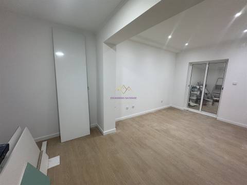 T2+1 Remodelado com Quintal — Excelente Localização
