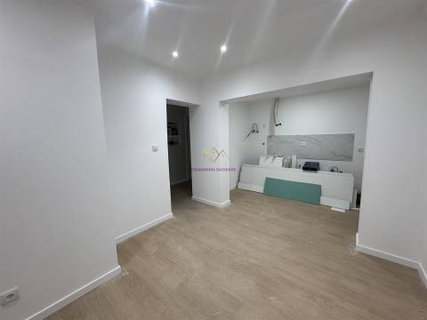 T2+1 Remodelado com Quintal — Excelente Localização