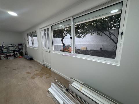 T2+1 Remodelado com Quintal — Excelente Localização