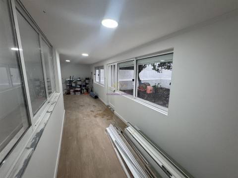 T2+1 Remodelado com Quintal — Excelente Localização