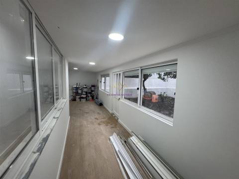 T2+1 Remodelado com Quintal — Excelente Localização