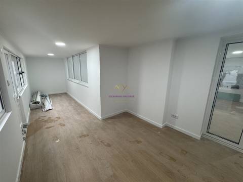 T2+1 Remodelado com Quintal — Excelente Localização