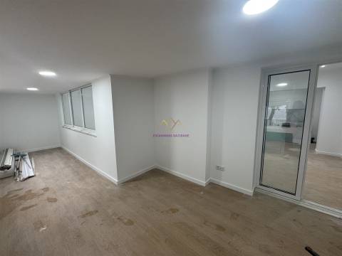 T2+1 Remodelado com Quintal — Excelente Localização