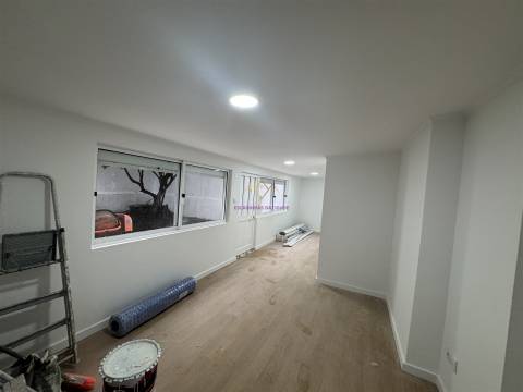 T2+1 Remodelado com Quintal — Excelente Localização