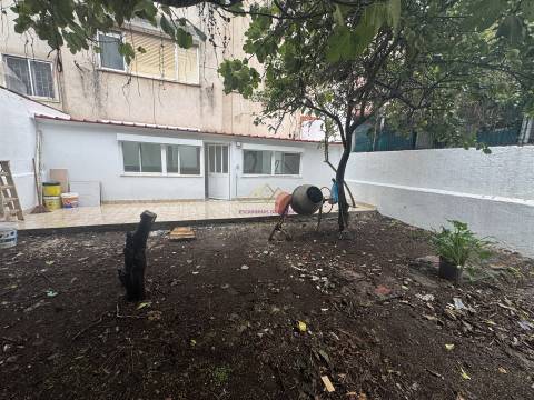 T2+1 Remodelado com Quintal — Excelente Localização