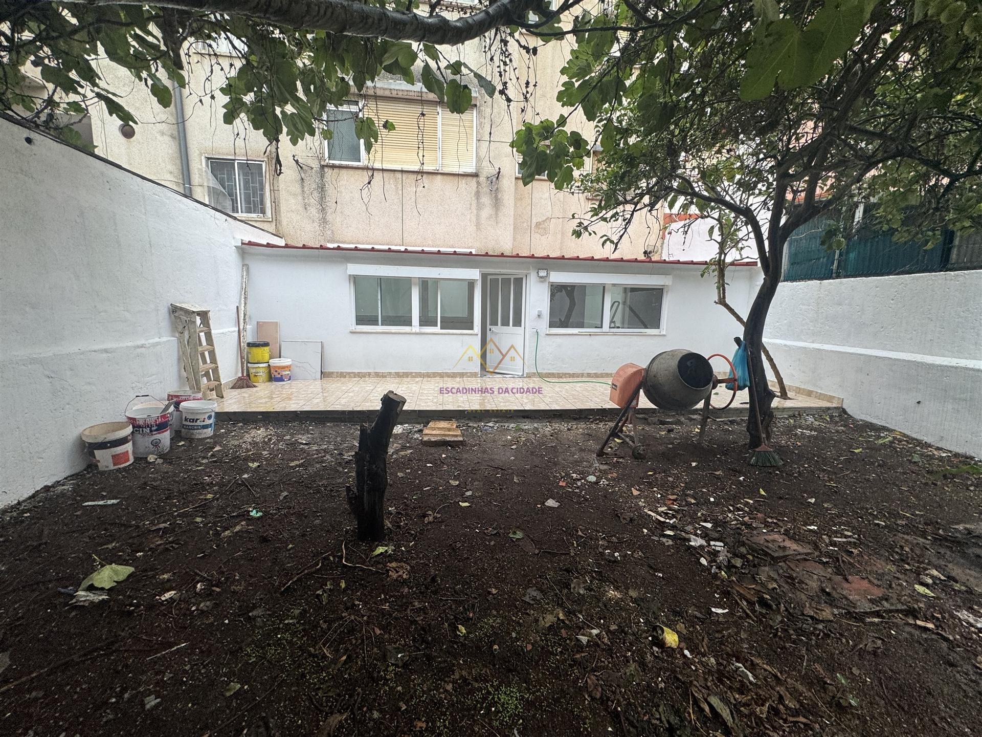 T2+1 Remodelado com Quintal — Excelente Localização