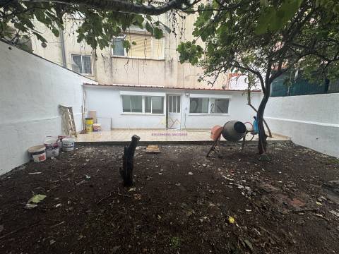 T2+1 Remodelado com Quintal — Excelente Localização