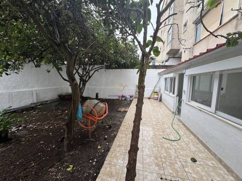 T2+1 Remodelado com Quintal — Excelente Localização