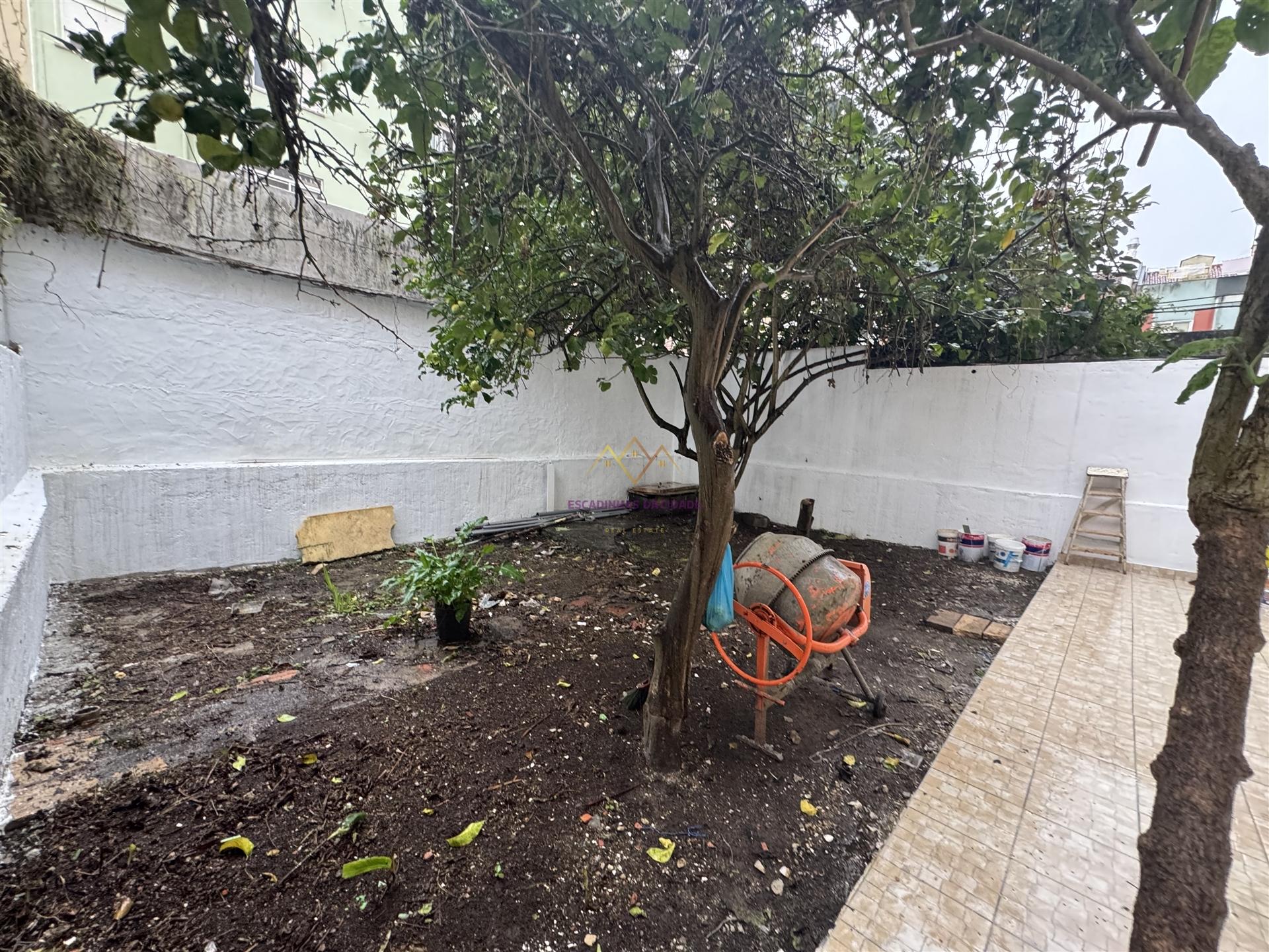 T2+1 Remodelado com Quintal — Excelente Localização