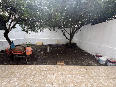 T2+1 Remodelado com Quintal — Excelente Localização