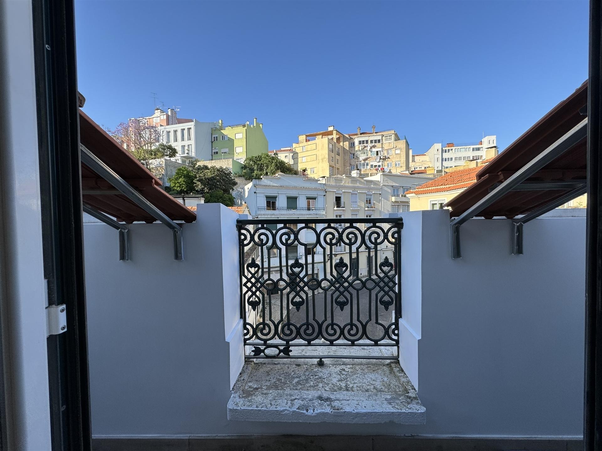 T2 Remodelado com Vista Rio na Graça – Viva Lisboa com Charme!