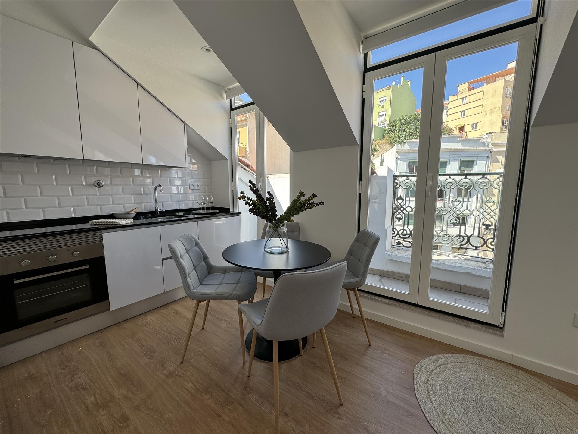 T2 Remodelado com Vista Rio na Graça – Viva Lisboa com Charme!