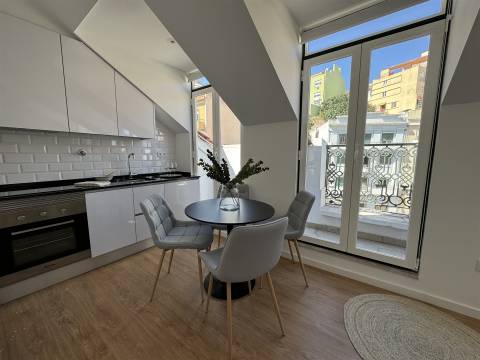 T2 Remodelado com Vista Rio na Graça – Viva Lisboa com Charme!