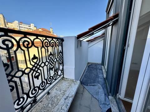 T2 Remodelado com Vista Rio na Graça – Viva Lisboa com Charme!