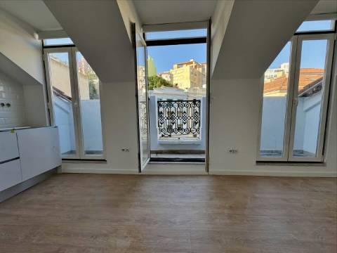 T2 Remodelado com Vista Rio na Graça – Viva Lisboa com Charme!