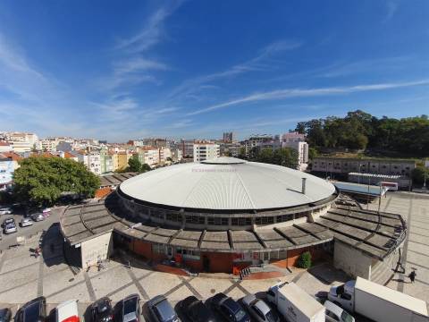 T2 junto ao Mercado de Benfica – Excelente localização e grande potencial!