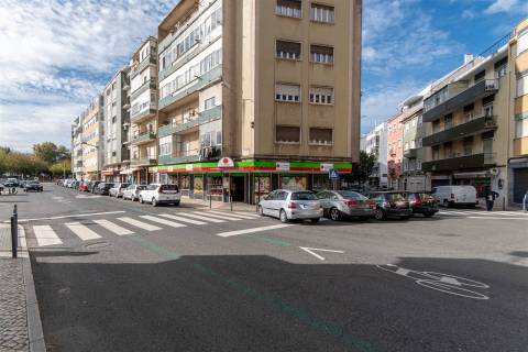 T2 junto ao Mercado de Benfica – Excelente localização e grande potencial!