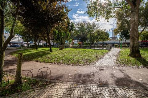 T2 junto ao Mercado de Benfica – Excelente localização e grande potencial!