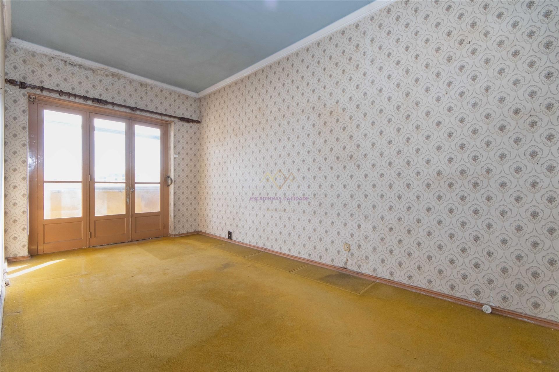 T2 junto ao Mercado de Benfica – Excelente localização e grande potencial!