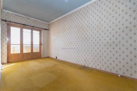 T2 junto ao Mercado de Benfica – Excelente localização e grande potencial!