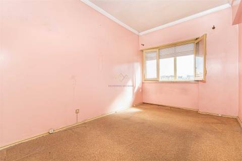 T2 junto ao Mercado de Benfica – Excelente localização e grande potencial!