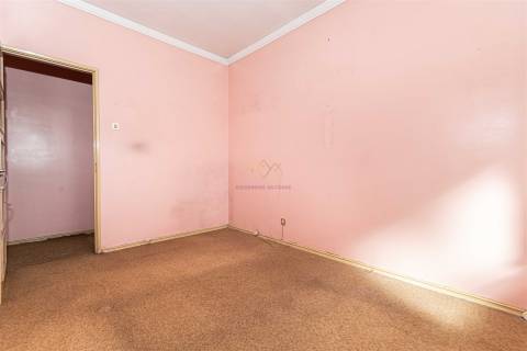 T2 junto ao Mercado de Benfica – Excelente localização e grande potencial!