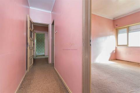 T2 junto ao Mercado de Benfica – Excelente localização e grande potencial!