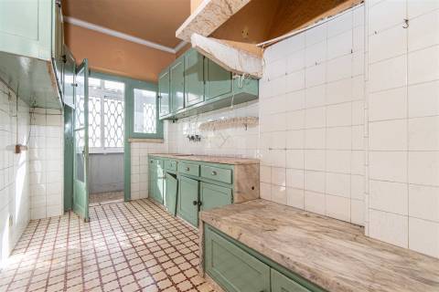 T2 junto ao Mercado de Benfica – Excelente localização e grande potencial!